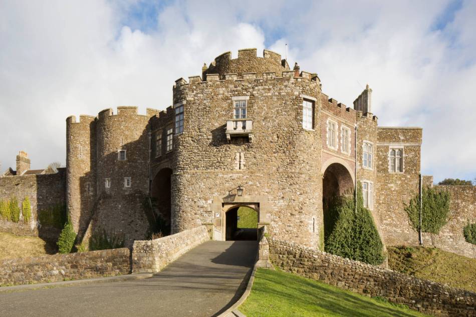 A photograph of the entrance gate to a castle.