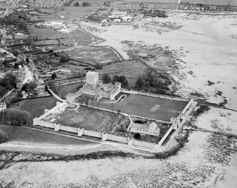 A black and white aerial photograph of a Roman fort, showing a castle and church in 2 corners of the fort.